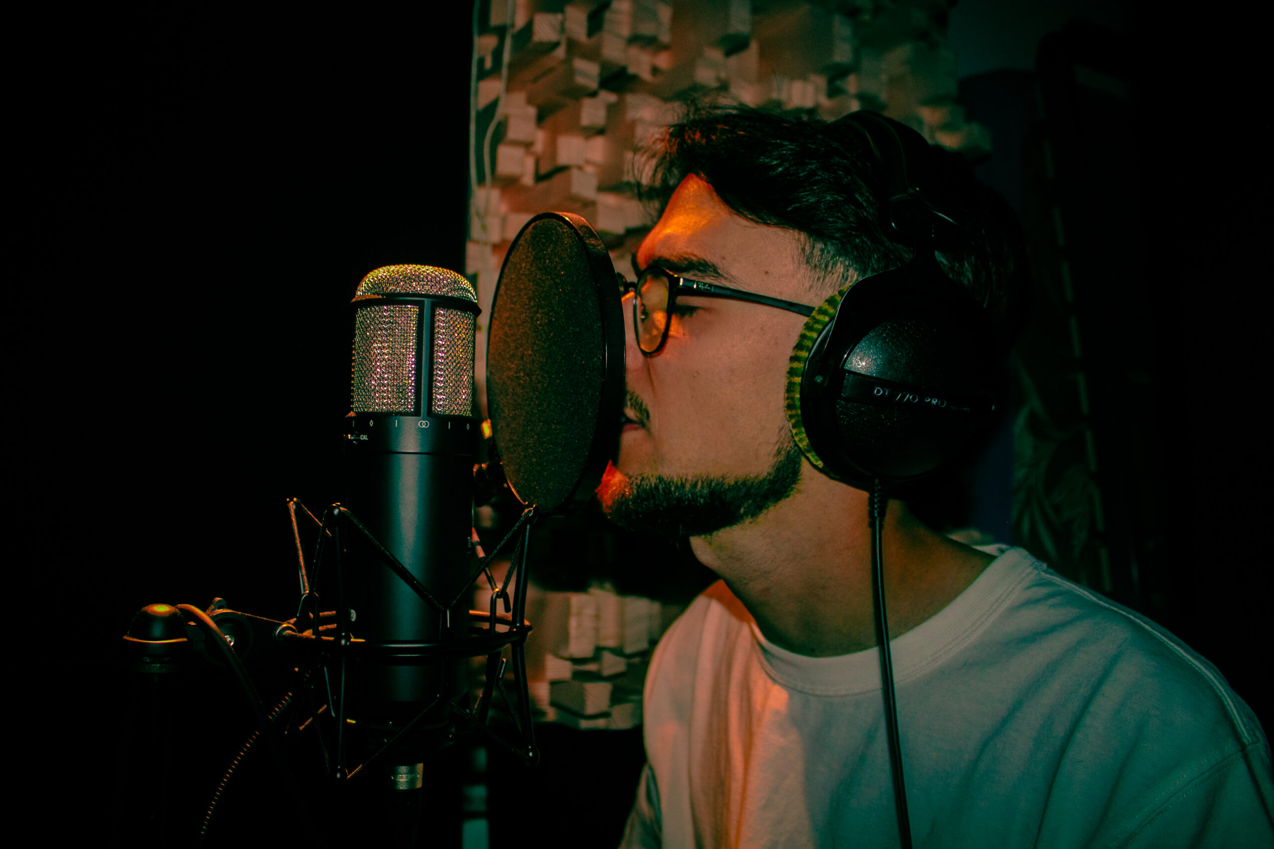 Le rappeur Deuzo en séance studio